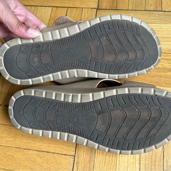 Women’s Strap Sandals - Picture 4 of 5